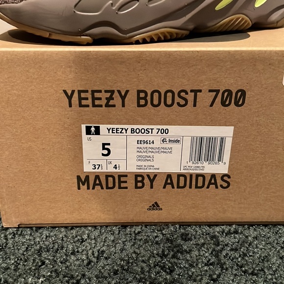 Yeezy Boost 700 - Picture 4 of 4